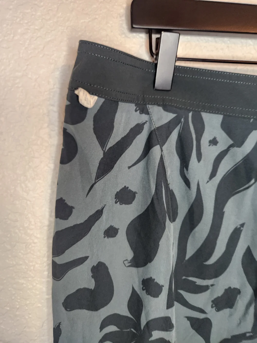 Vuori Men's Cruise Boardshorts featuring a blue hydrangea botanical size 36 V314